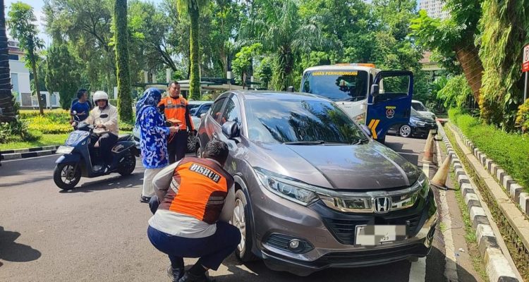 Puluhan Kendaraan ASN Depok Didenda Akibat Parkir Sembarangan
