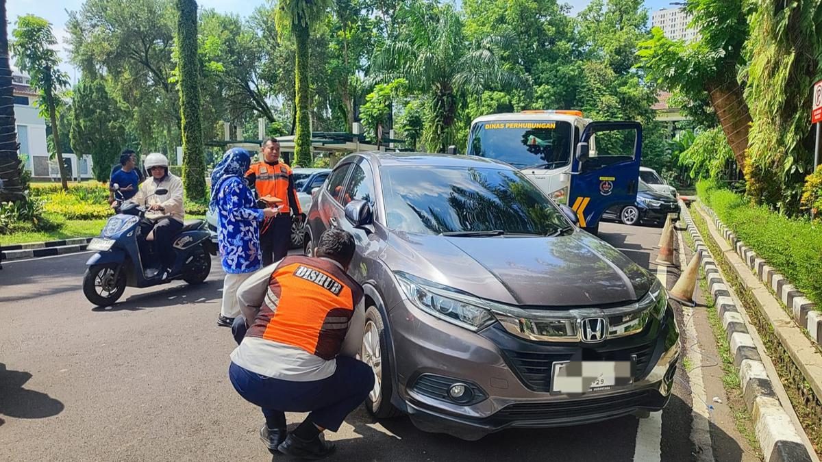Puluhan Kendaraan ASN Depok Didenda Akibat Parkir Sembarangan