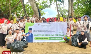 Puluhan Pekerja SPPG Landungsari Malang Bersih-bersih Pantai Banyu Meneng Saat May Day