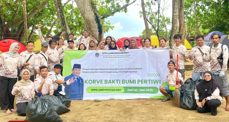 Puluhan Pekerja SPPG Landungsari Malang Bersih-bersih Pantai Banyu Meneng Saat May Day
