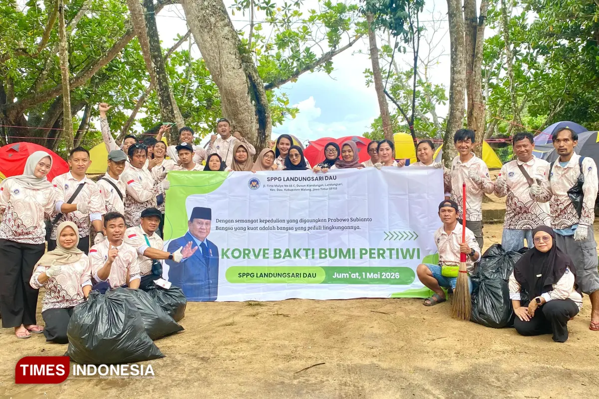 Puluhan Pekerja SPPG Landungsari Malang Bersih-bersih Pantai Banyu Meneng Saat May Day