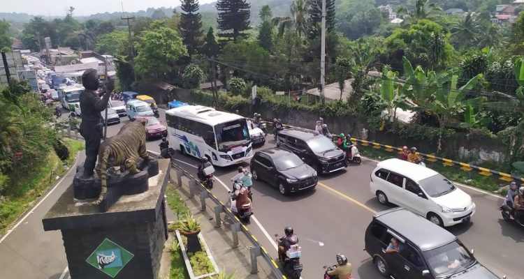 Puncak Macet, Ribuan Kendaraan Arah Puncak Diberlakukan Satu Arah