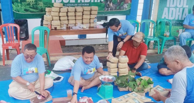PWI-IKWI Indramayu Bagikan Daging Kurban: Tebar Kepedulian untuk Warga