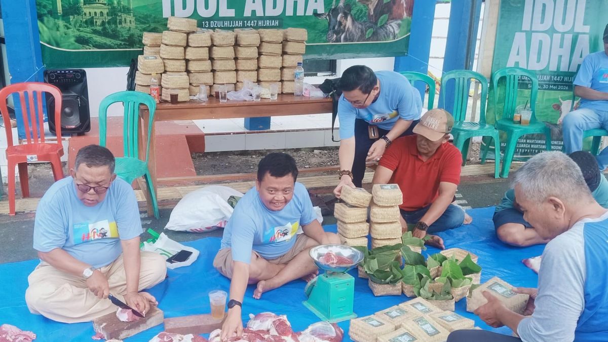 PWI-IKWI Indramayu Bagikan Daging Kurban: Tebar Kepedulian untuk Warga