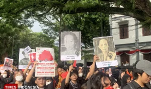 Ratusan Buruh dan Mahasiswa Gelar Aksi di Balai Kota Malang