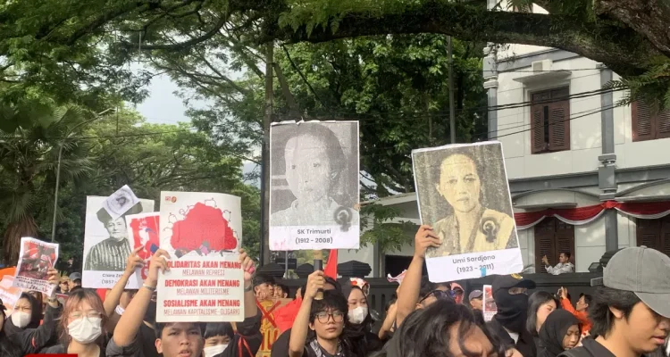 Ratusan Buruh dan Mahasiswa Gelar Aksi di Balai Kota Malang