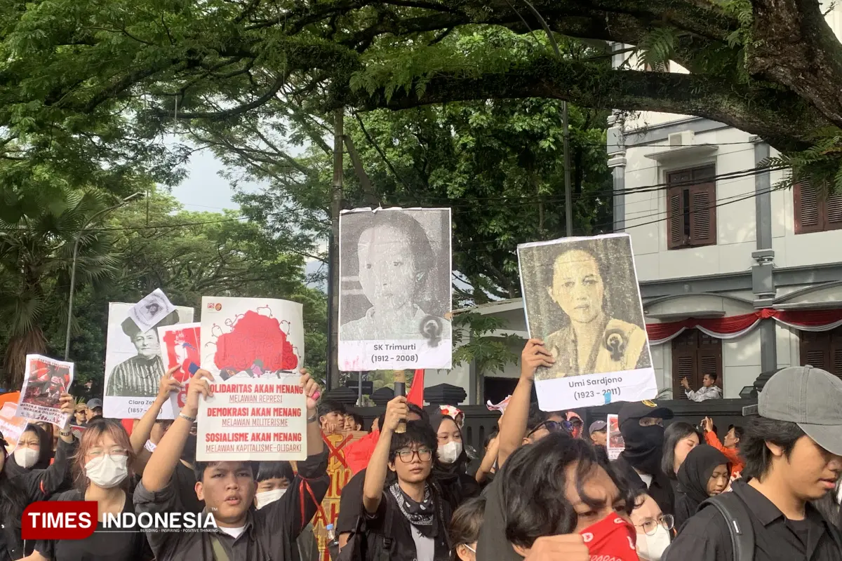 Ratusan Buruh dan Mahasiswa Gelar Aksi di Balai Kota Malang