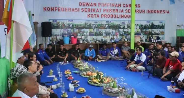 Ratusan Buruh Probolinggo Gelar Tasyakuran di Hari Buruh
