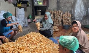 Renyahnya Keripik Cipuy: Pangan Lokal Pemberdaya Janda dan Lansia