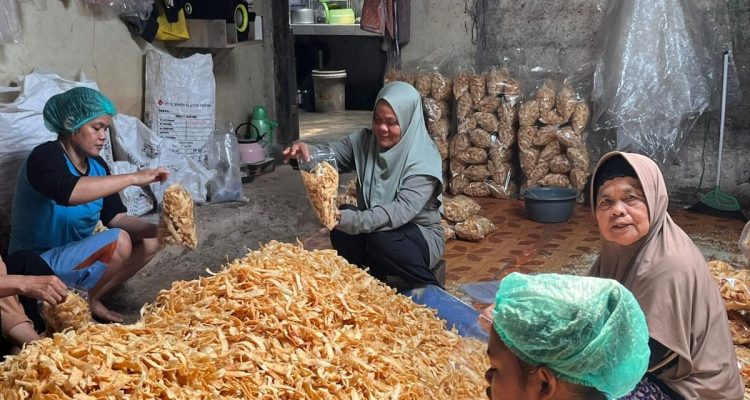 Renyahnya Keripik Cipuy: Pangan Lokal Pemberdaya Janda dan Lansia