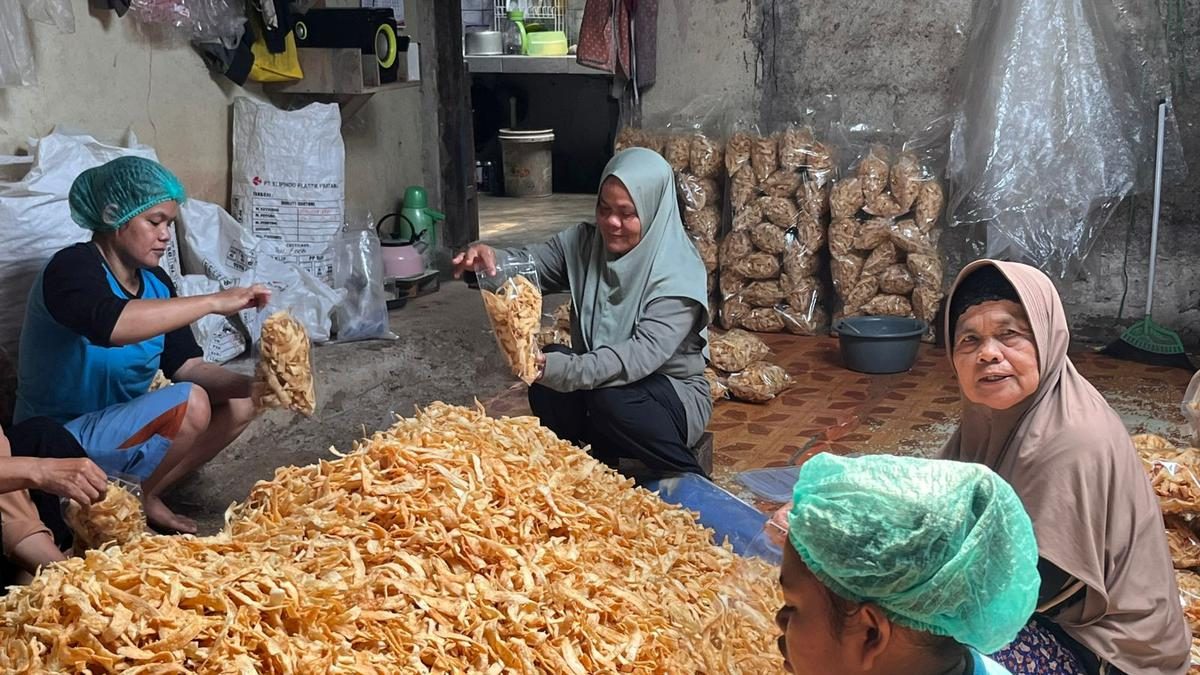 Renyahnya Keripik Cipuy: Pangan Lokal Pemberdaya Janda dan Lansia