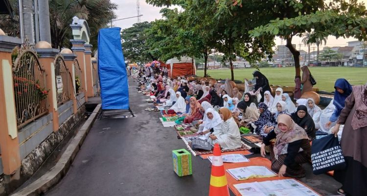 Ribuan Jamaah Padati Masjid Agung Alfurqon Haurgeulis untuk Idul Adha Khidmat