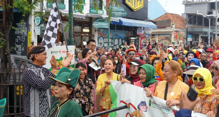 Ribuan Warga Ikuti Jalan Sehat Budaya Jogja Berbusana Tradisional