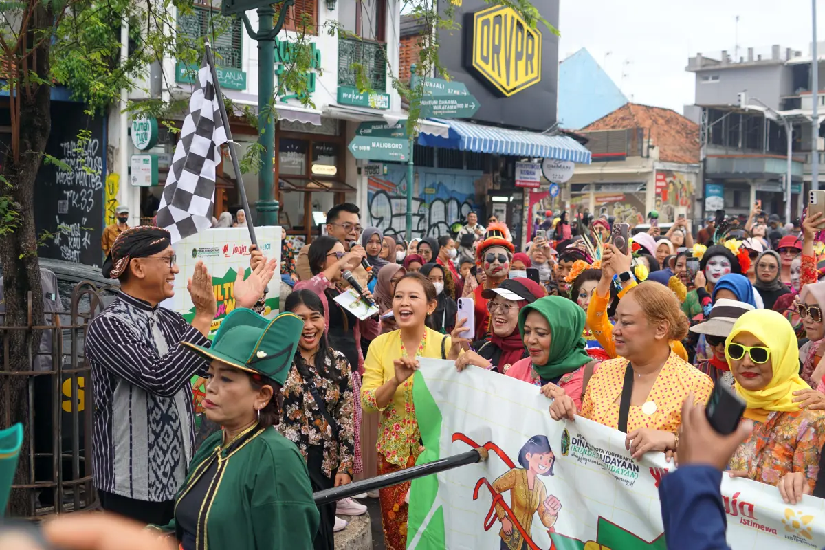 Ribuan Warga Ikuti Jalan Sehat Budaya Jogja Berbusana Tradisional