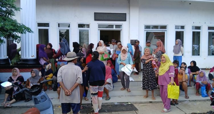 Ribuan Warga Mekarjati Terima Bantuan Beras Minyak, Ekonomi Ringan
