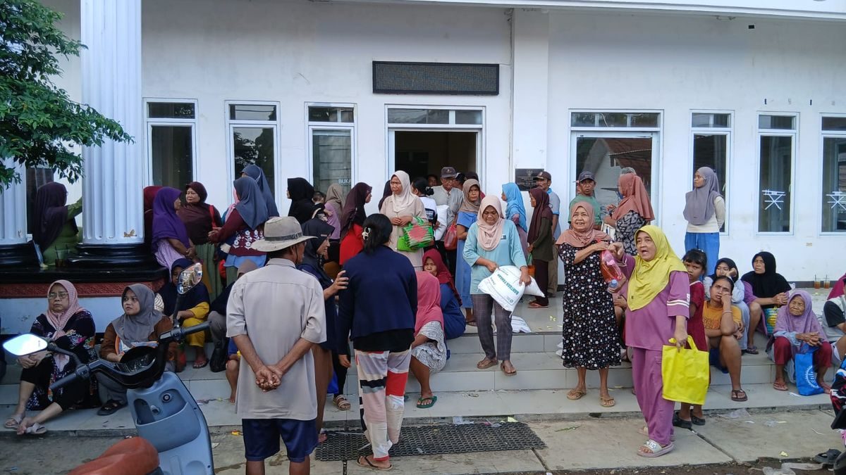 Ribuan Warga Mekarjati Terima Bantuan Beras Minyak, Ekonomi Ringan