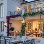 Rumah Jadul Modern: 5 Inspirasi Teras Luas untuk Kenyamanan Nostalgia