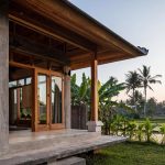 Rumah Semi Kayu dengan Dinding Semen Ekspos: Inspirasi Adem di Iklim Tropis
