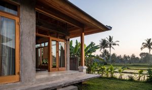 rumah-semi-kayu-dengan-dinding-semen-ekspos-inspirasi-adem-di-iklim-tropis-85478 Rumah Semi Kayu dengan Dinding Semen Ekspos: Inspirasi Adem di Iklim Tropis