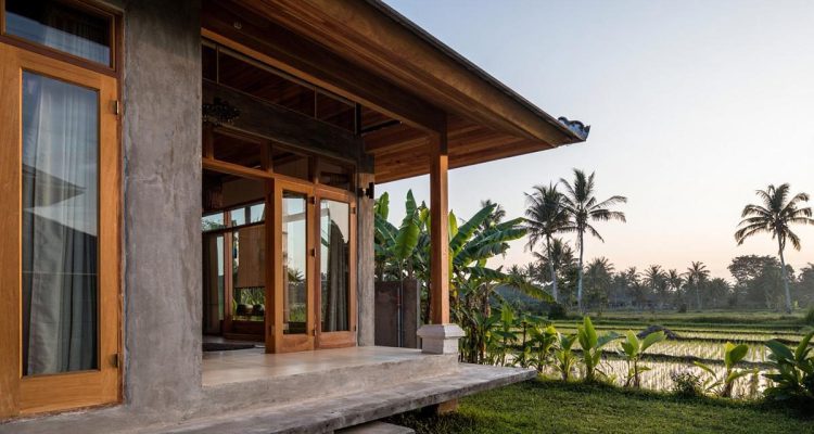 Rumah Semi Kayu dengan Dinding Semen Ekspos: Inspirasi Adem di Iklim Tropis