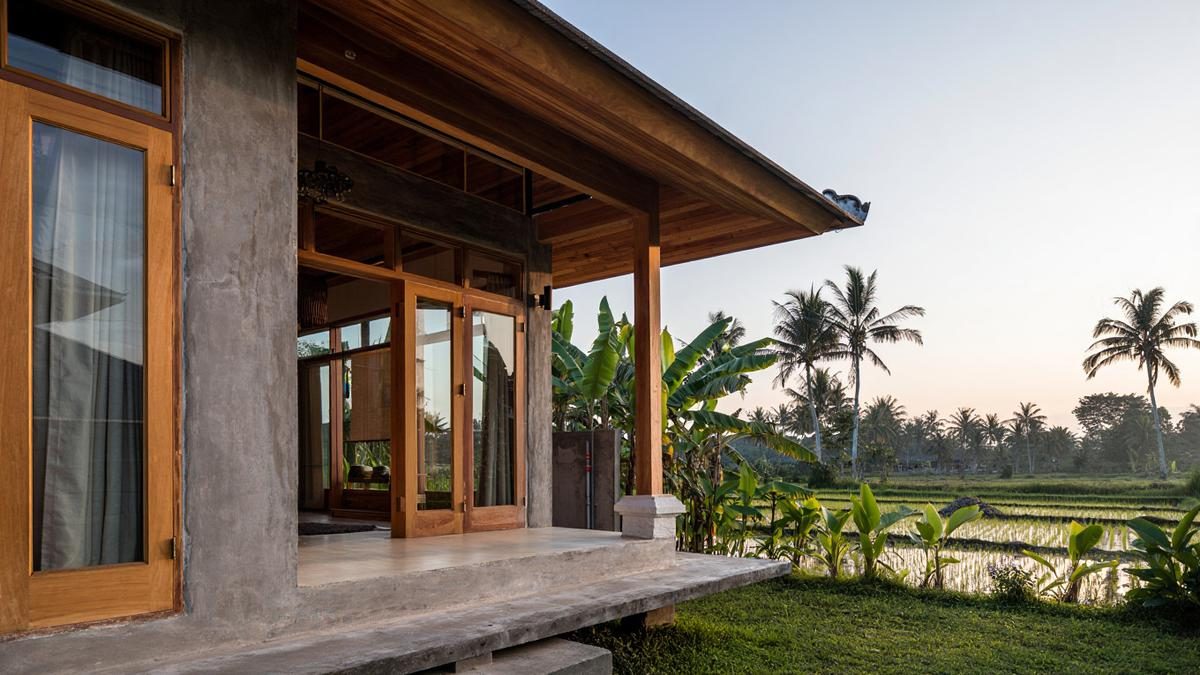 Rumah Semi Kayu dengan Dinding Semen Ekspos: Inspirasi Adem di Iklim Tropis