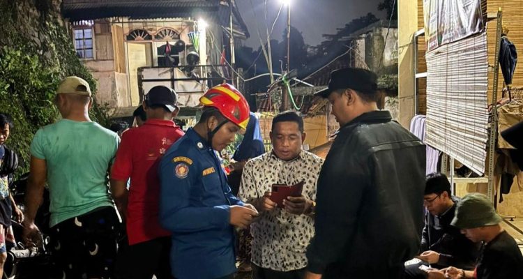 Rumah Terancam Roboh di Tepi Ciliwung Akibat Longsor