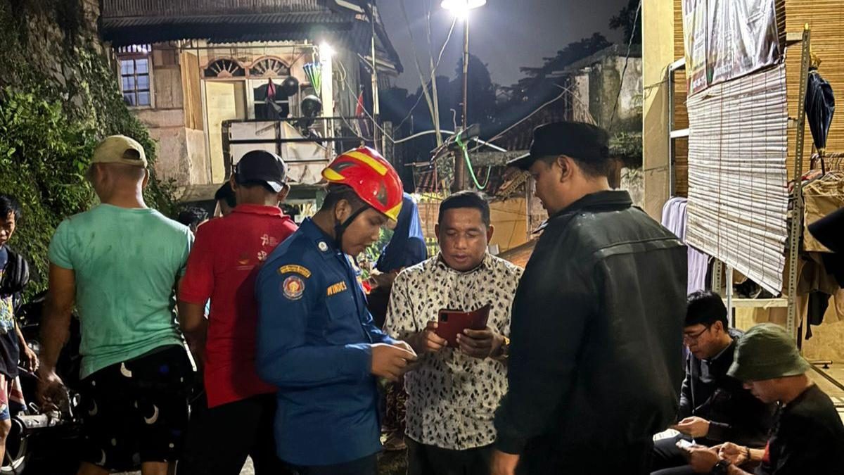 Rumah Terancam Roboh di Tepi Ciliwung Akibat Longsor