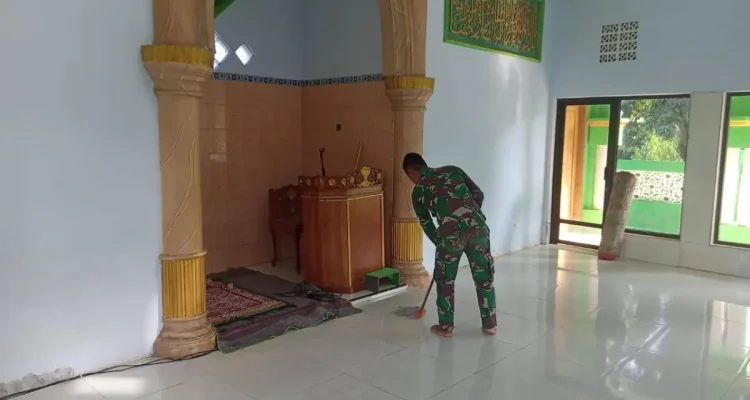 Satgas TMMD Kodim 0820 Probolinggo Tingkatkan Kepedulian Sosial Lewat Aksi Bersih Masjid