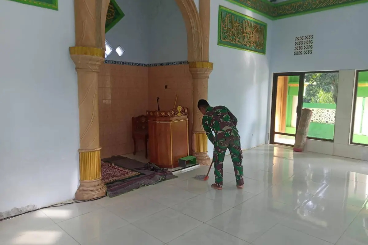 Satgas TMMD Kodim 0820 Probolinggo Tingkatkan Kepedulian Sosial Lewat Aksi Bersih Masjid