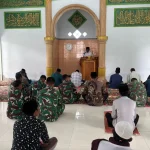 Sholat Dzuhur Berjamaah Tingkatkan Semangat Satgas TMMD Kodim 0820 Probolinggo