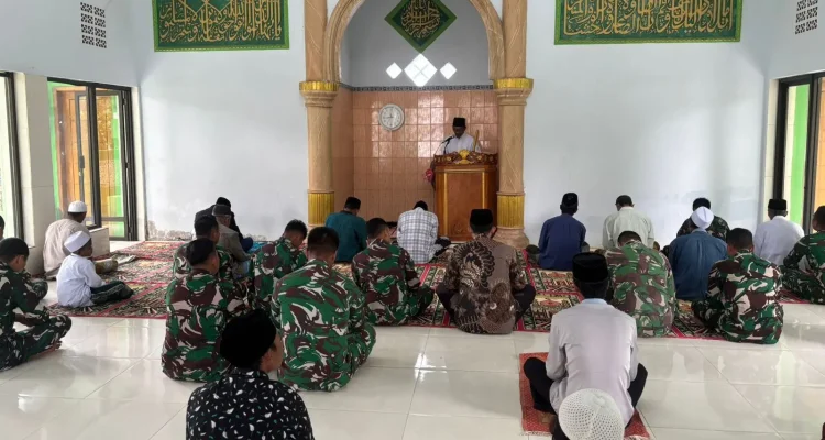 Sholat Dzuhur Berjamaah Tingkatkan Semangat Satgas TMMD Kodim 0820 Probolinggo