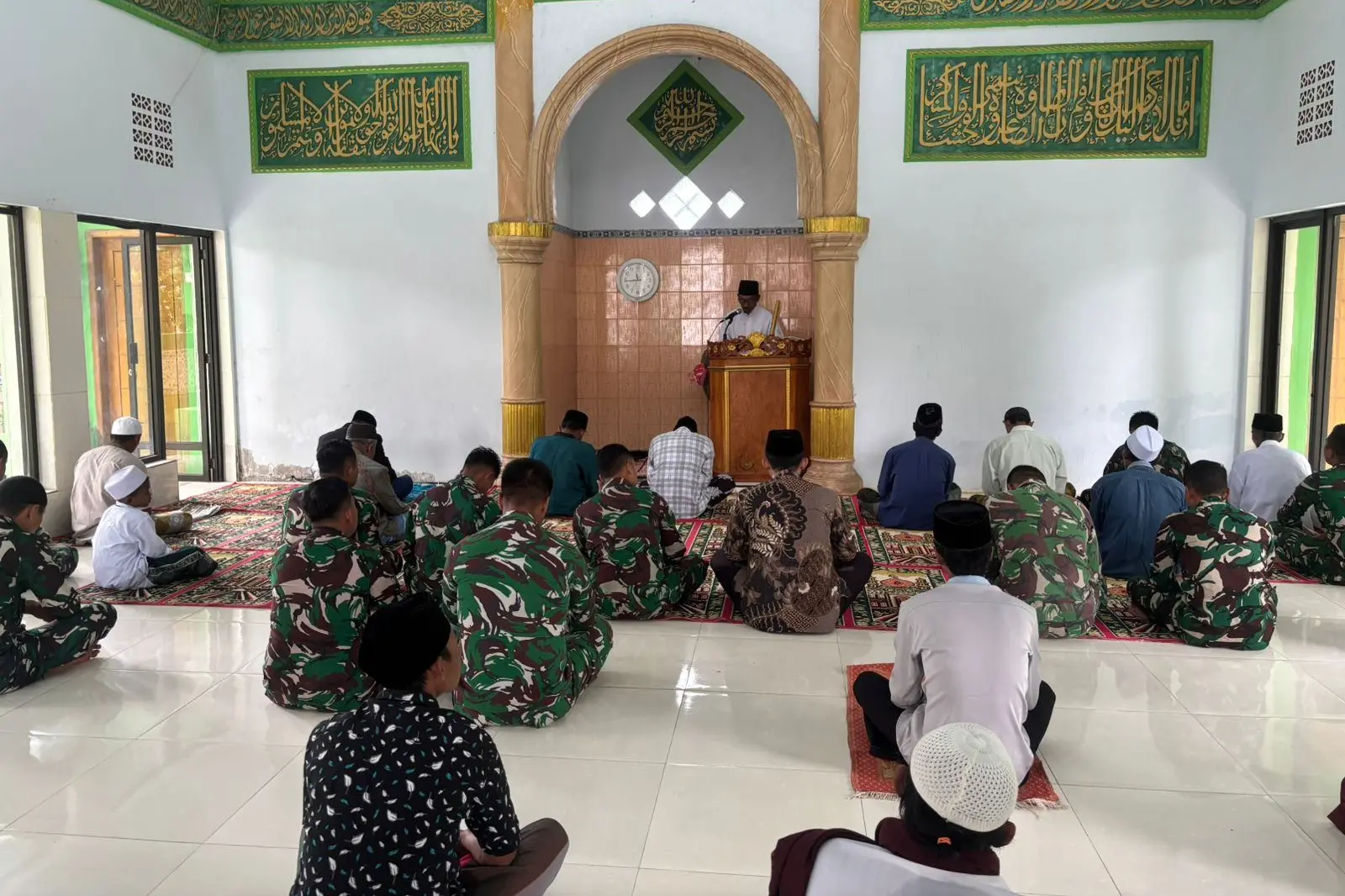 Sholat Dzuhur Berjamaah Tingkatkan Semangat Satgas TMMD Kodim 0820 Probolinggo