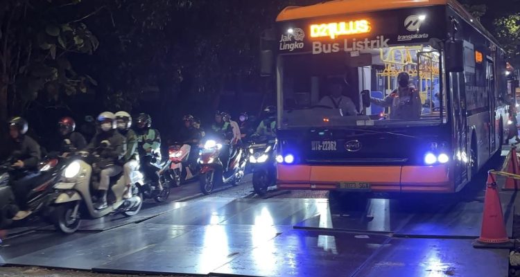 Simak Kondisi Lalu Lintas di Jalan Ambles Lenteng Agung