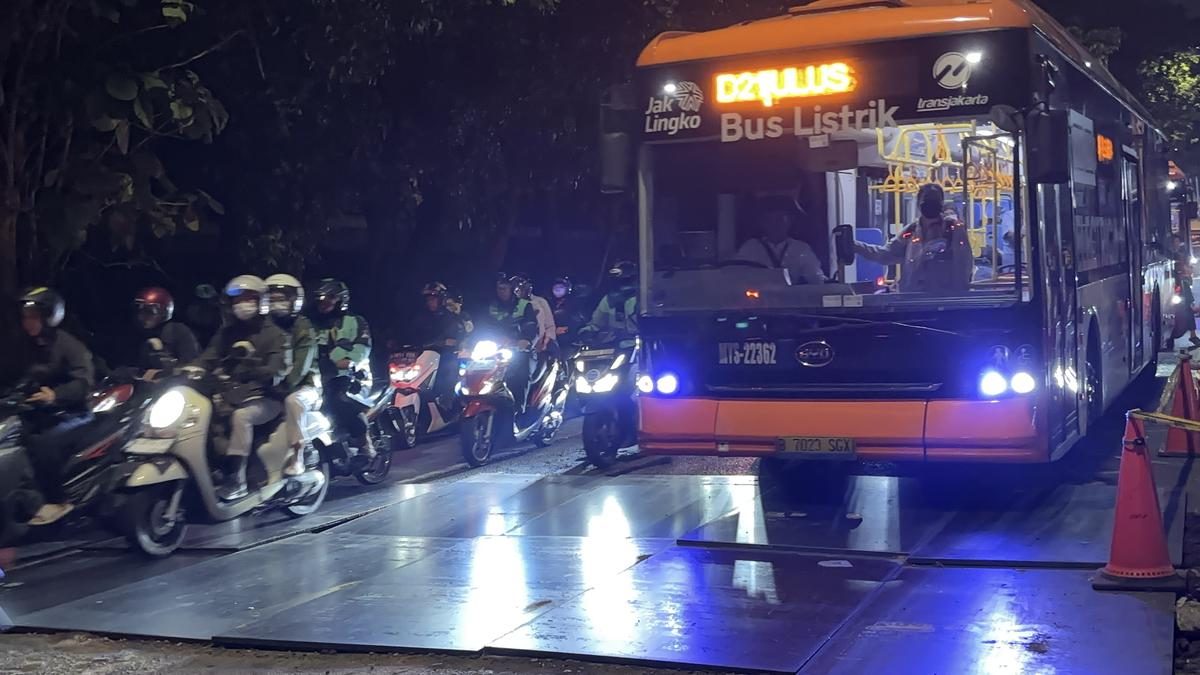 Simak Kondisi Lalu Lintas di Jalan Ambles Lenteng Agung