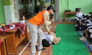 Simulasi Gempa di SDN Baleharjo Pacitan untuk Sekolah Tangguh Bencana