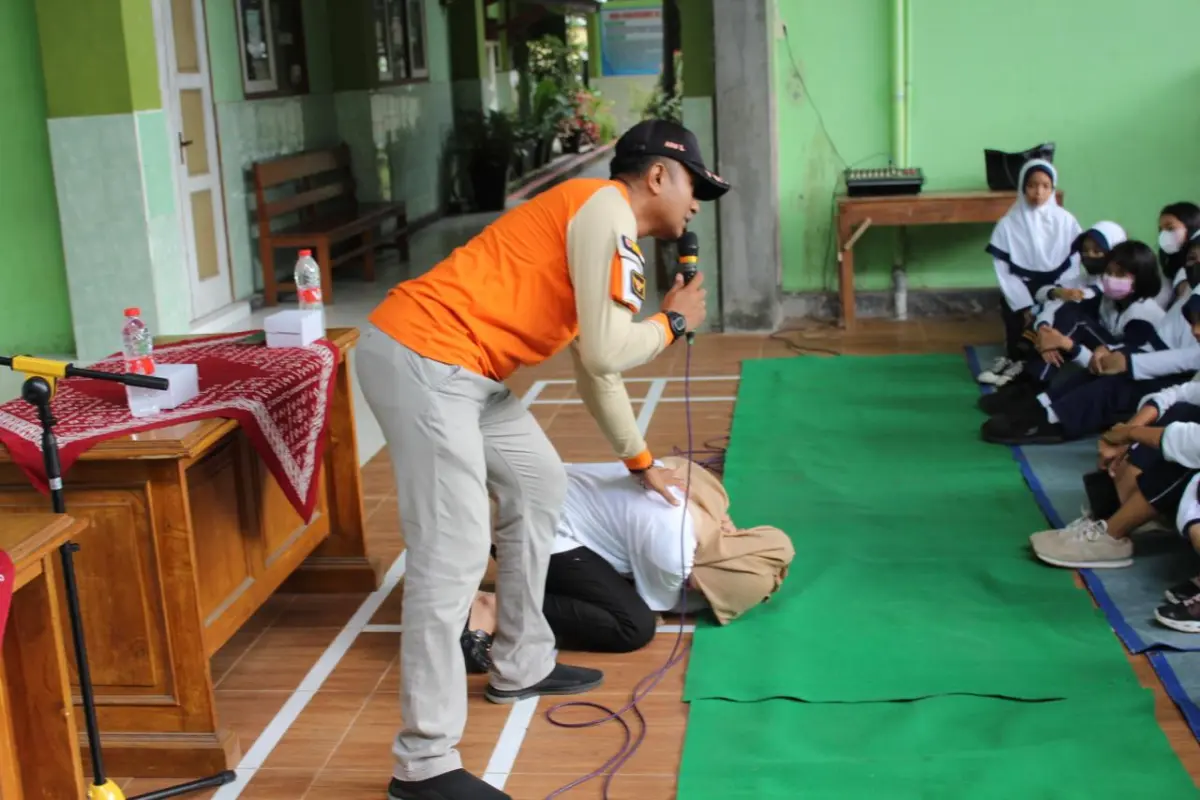 Simulasi Gempa di SDN Baleharjo Pacitan untuk Sekolah Tangguh Bencana