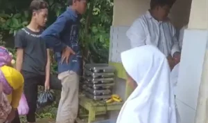 Siswa MI di Probolinggo Kompak Mencuci Bekal di Kamar Mandi Masjid
