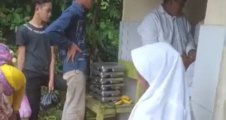 Siswa MI di Probolinggo Kompak Mencuci Bekal di Kamar Mandi Masjid