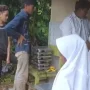Siswa MI di Probolinggo Kompak Mencuci Bekal di Kamar Mandi Masjid