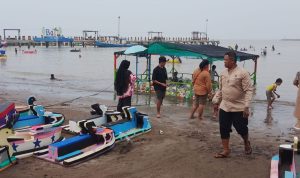 Suasana Pantai dan Kuliner Memikat Pengunjung Balongan Indah 2 di Akhir Pekan