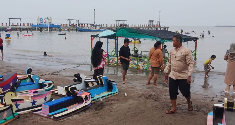 Suasana Pantai dan Kuliner Memikat Pengunjung Balongan Indah 2 di Akhir Pekan