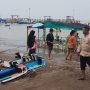 Suasana Pantai dan Kuliner Memikat Pengunjung Balongan Indah 2 di Akhir Pekan