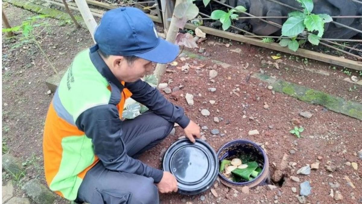Sudin Lingkungan Hidup Jaksel Distribusikan 2.300 Lubang Biopori untuk Kelola Sampah Warga