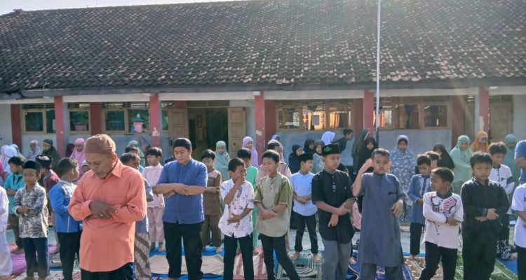 Tanamkan Karakter Religius Sejak Dini: Siswa UPTD SDN 2 Haurgeulis Rutin Sholat Dhuha & Tadarus Pagi