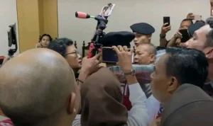 Terdakwa Pembunuhan Keluarga di Indramayu Akui Disiksa Polisi, Sidang Memanas dan Ricuh