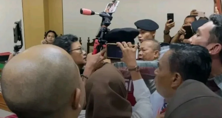 Terdakwa Pembunuhan Keluarga di Indramayu Akui Disiksa Polisi, Sidang Memanas dan Ricuh