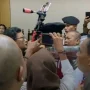 Terdakwa Pembunuhan Keluarga di Indramayu Akui Disiksa Polisi, Sidang Memanas dan Ricuh