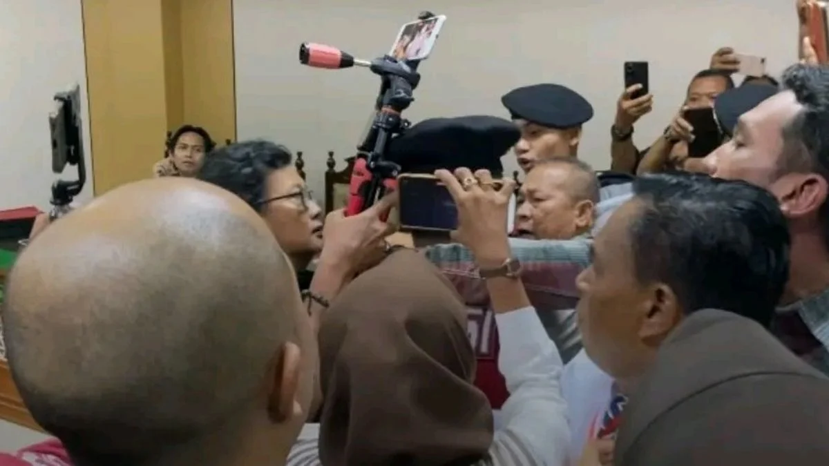 Terdakwa Pembunuhan Keluarga di Indramayu Akui Disiksa Polisi, Sidang Memanas dan Ricuh
