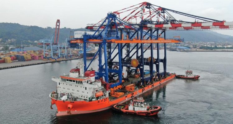 Terminal Petikemas Perluas Kapasitas dengan Crane dari Tiongkok