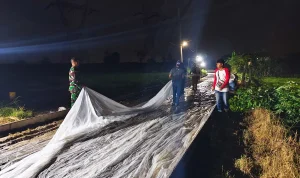 TMMD 128 Gresik Kerja Lembur Malam, Satgas Percepat Pengecoran Jalan Slempit